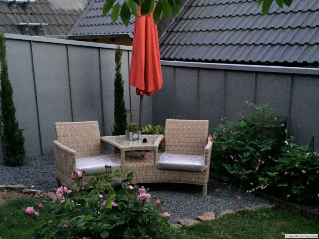 Wandverkleidung mit Abdeckung und Stehfalzoptik: VM Zink vorbewittert