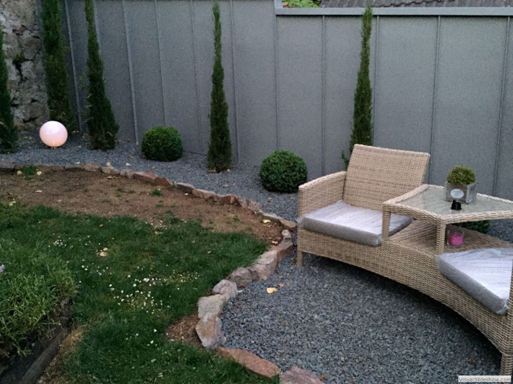 Wandverkleidung mit Abdeckung und Stehfalzoptik: VM Zink vorbewittert